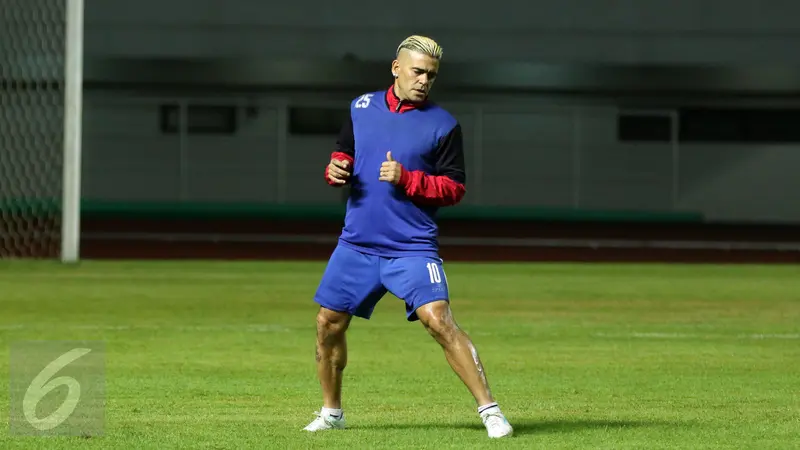 Striker Arema FC, Cristian Gonzales, berlatih jelang final Piala Presiden 2017 melawan Pusamania Borneo FC di Stadion Pakansari, Minggu (12/3/2017).