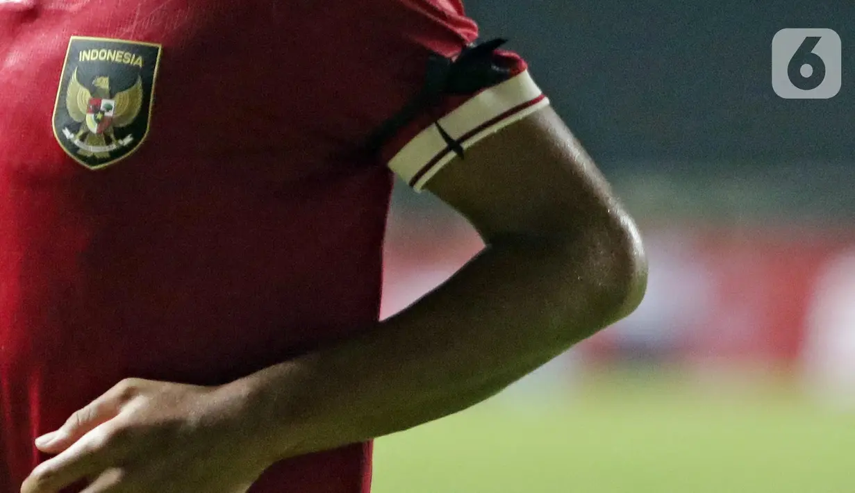 Pemain Timnas U-17 Indonesia mengenakan pita hitam tanda duka saat menghadapi Uni Emirat Arab pada laga Kualifikasi Grup C Piala Asia U-17 2023 di Stadion Pakansari, Kab. Bogor, Jawa Barat, Rabu (5/10/2022). Laga kedua tim berlangsung sengit dan berakhir untuk keunggulan Timnas U-17 Indonesia dengan skor 3-2. (Liputan6.com/Helmi Fithriansyah)