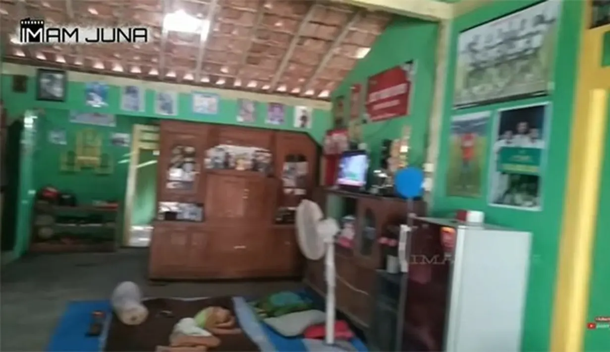 Rumah Pratama Arhan mulai dibongkar pada 28 Maret 2022 lalu. Potret dalam rumah Pratama yang juga dengan dinding kayu dan didominasi cat warna hijau. [Youtube/Imam juna]