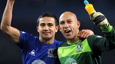Kegembiraan dua pemain Everton, Tim Cahill (kiri) dan kiper Tim Howard usai kemenangan 2-1 dari Manchester City dalam lanjutan EPL di City of Manchester Stadium, 20 Desember 2010. AFP PHOTO / ANDREW YATES