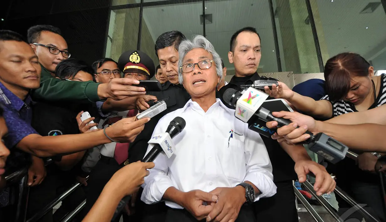 Direktur Utama Pertamina periode 2014-2019, Dwi Soetjipto, saat menjawab pertanyaan awak media di Gedung KPK, Jakarta, Senin (22/12/2014). (Liputan6.com/Miftahul Hayat)