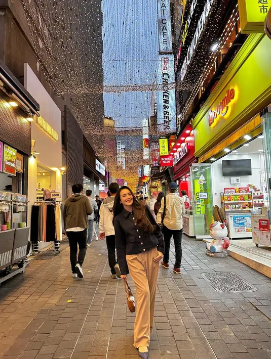 Gaya fashionnya yang minimalis dan chic saat berlibur di negeri yang tengah memasuki musim gugur itu menarik untuk disimak. [@bebytsabina]