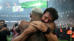 Pemain Fluminense, John Kennedy berpelukan dengan pelatih Fernando Diniz saat merayakan kemenangan atas Boca Juniors pada final Copa Libertadores yang berlangsung di Maracana Stadium , Rio de Janeiro, Brasil, 5 November 2023 WIB. (AFP/Carl De Souza)