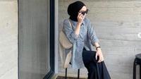 Gaya Pakaian Kasual dengan Hijab untuk Acara Buka Puasa Bareng Sahabat. foto: Instagram @azizahlimi