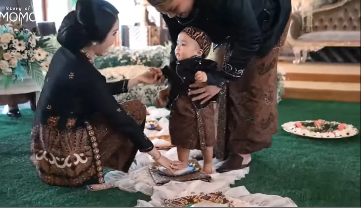 Tedak siten anak kedua Momo Geisha (Youtube/Momo Youtube Channel)