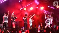 Penampilan boyband Korea, iKON pada festival musik GUDFEST 2019 hari pertama di Helipad Parking Ground, Senayan, Sabtu (2/11/2019). iKon tampil energik selama 40 menit dengan membawakan lagu-lagu hits milik mereka. (Fimela.com/Bambang E. Ros)