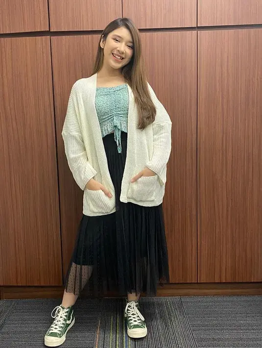 "Eh Tiara kan tadi bilang, nggak enaknya jadi artis salah satunya kalau keluar-keluar nggak bisa sembarangan, nggak bisa pakai daster baby doll", kata Feni Rose. (Instagram/tiaraandini)