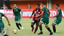 Pemain Persipura, Nelson Alom (tengah) berusaha melewati kawalan pemain PSS Sleman saat laga pembuka turnamen Piala Presiden 2017 di Stadion Maguwoharjo, Sleman, Sabtu (4/2). Laga berakhir imbang 0-0. (Liputan6.com/Helmi Fithriansyah)