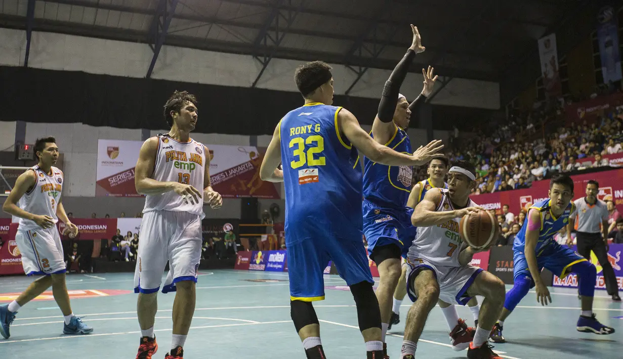 Pebasket Pelita Jaya, Dimas Aryo, berusaha melewati hadangan pebasket Satria Muda, Surawi Vinton, pada laga IBL seri 1 di Hall A Senayan, Jakarta, Sabtu (16/1/2016). (Bola.com/Vitalis Yogi Trisna)