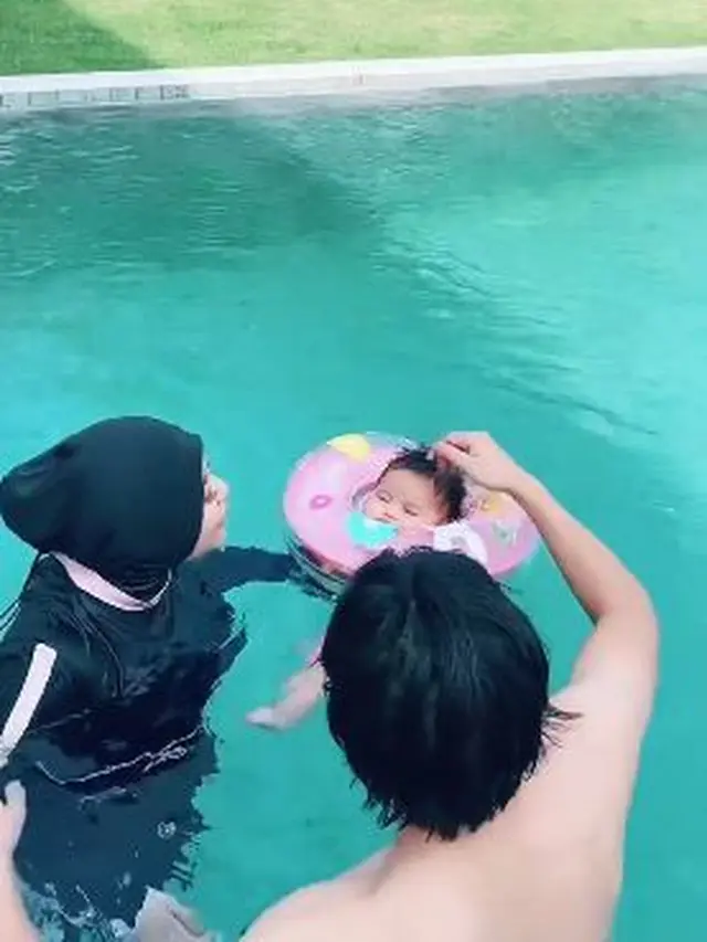Atta Halilintar dan Aurel Hermansyah ajari Baby Ameena renang (Instagram/attahalilintar)