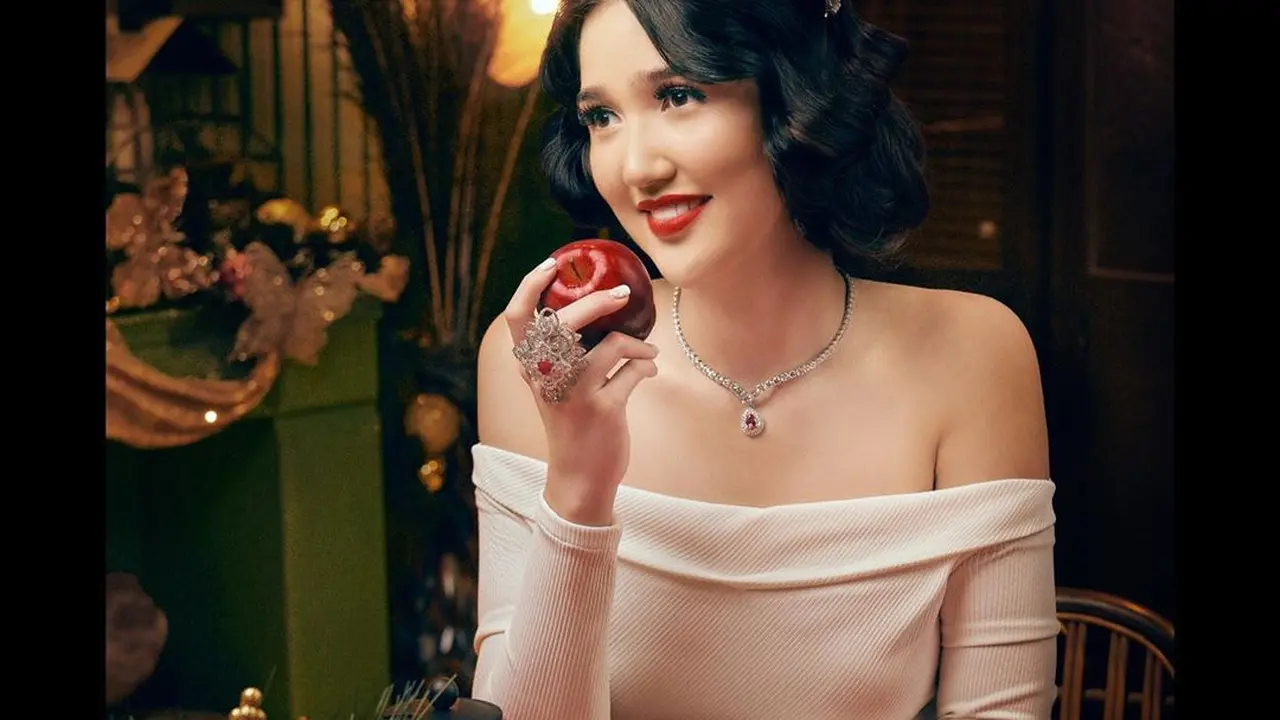 Sonia Fergina unggah foto ala puteri dongeng saat Natal. (dok. @soniafergina/https://www.instagram.com/p/B6fEliWn7Ax//Adhita Diansyavira)