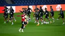 Para pemain Benfica menghadiri sesi latihan menjelang matchday 4 Grup H Liga Champions kontra Paris Saint-Germain di stadion The Parc des Princes di Paris pada 10 Oktober 2022. Duel PSG vs Benfica akan tersaji di Stadion Parc des Princes, Rabu (12/10/2022) dini hari WIB. (Anne-Christine POUJOULAT / AFP)