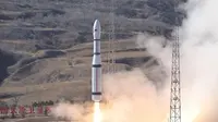 Roket Long March-6 yang mengangkut 13 satelit diluncurkan dari Pusat Peluncuran Satelit Taiyuan di Provinsi Shanxi, China utara. (Xinhua/Zheng Taotao)