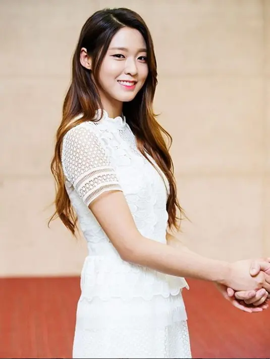 Hubungan yang baru seumur jagung antara Zico ‘Block B’ dan Seolhyun ‘AOA’ ini kabarnya berawal dari pertemanan biasa. Terbiasa saling menghubungi, Zico mengakui lama-lama dia tertarik dengan Seolhyun dan terus mendekatinya. (Instagram/seolhyun.aoa)