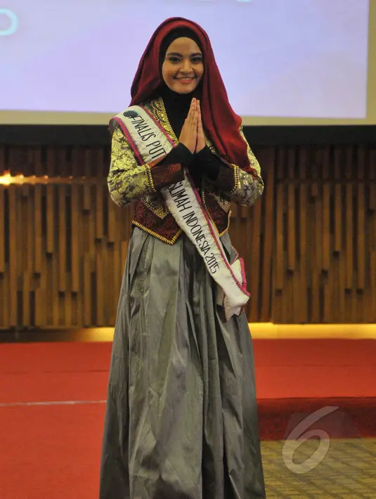 Salah satu finalis, Nabila Arkania memperkenalkan diri saat konferensi pers acara Puteri Muslimah Indonesia 2015, Jakarta, Senin (11/5/2015). Sebanyak 25 wanita cantik akan bersaing menjadi Puteri Muslimah Indonesia 2015 (Liputan6.com/Herman Zakharia)