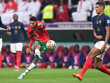 Azzedine Ounahi berhasil membuat sejarah bersama Maroko sebagai tim Afrika pertama yang berhasil mencapai babak semifinal di Piala Dunia. Ia bersama Sofyan Amrabat sukses menjadi mesin di lini tengah Sukad Singa Atlas. Ounahi tercatat berhasil membuat rataan 83% dribble sukses, atau yang tertinggi di Piala Dunia 2022. Berkat penampilan gemilangnya, pemain klub Ligue 1, Angers SCO itu mengalami kenaikan harga pasar dari 15,9 juta dolar menjadi 3,71 juta dolar. (AFP/Kirill Kudryavtsev)