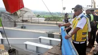Menteri PUPR Basuki Hadimuljono memantau pengerjaan Jembatan Kali Kuto di Batang, Jateng, Rabu (13/6). Menurut Hadi, pengoperasian sementara Kembatan Kali Kuto untuk mengurai kepadatan kendaraan pemudik. (Liputan6.com/Arya Manggala)