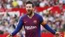 Striker Barcelona, Lionel Messi, melakukan selebrasi usai membobol gawang Sevilla pada laga La Liga di Stadion Ramon Sanchez Pizjuan, Sabtu (23/2). Barcelona menang 4-2 atas Sevilla. (AP/Miguel Morenatti)