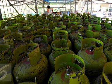 Petugas menata tabung gas elpiji ukuran 3 kg yang akan didistribusikan, Depok, Senin (22/6/2015). Pertamina menjamin pasokan gas elpiji aman hingga menjelang Lebaran 2015. (Liputan6.com/Yoppy Renato)