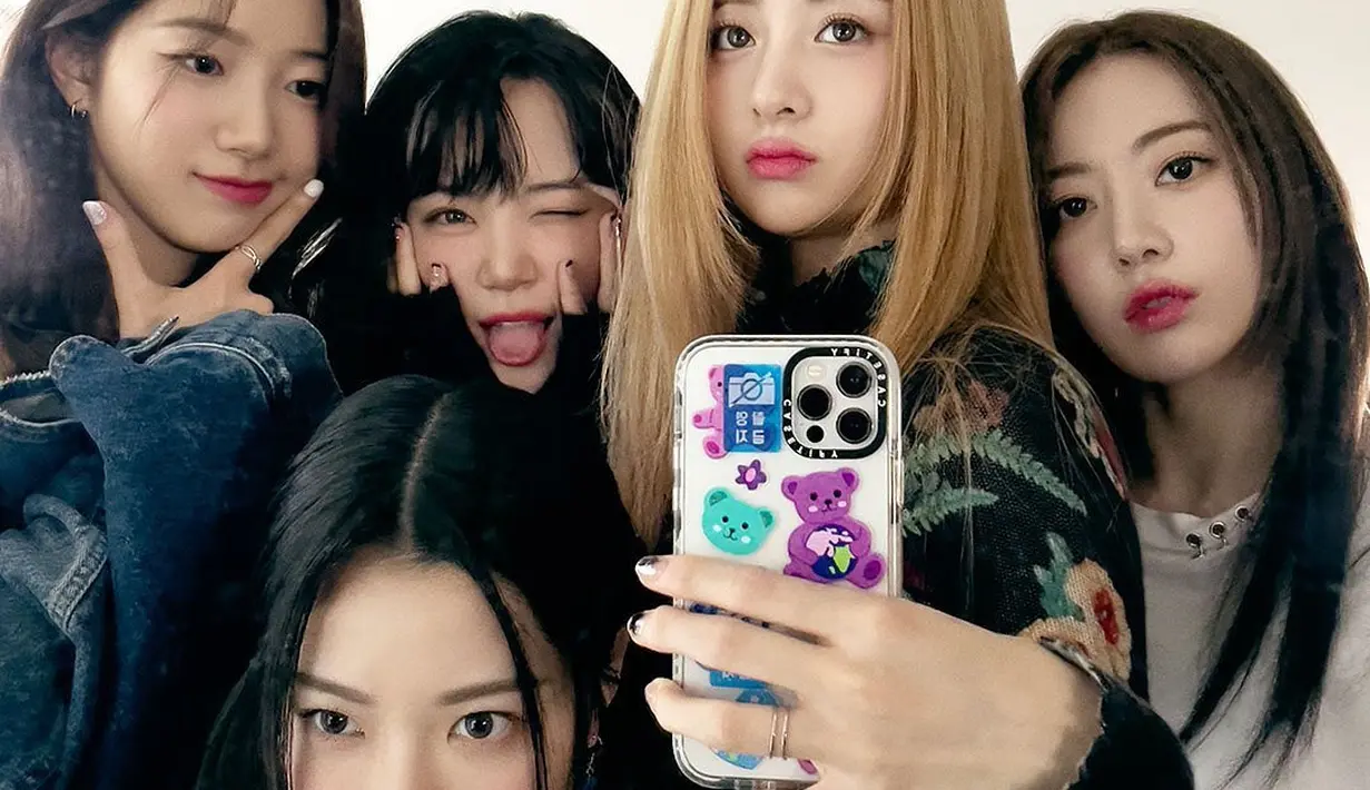 Produknya mencakup variasi dan desain ulang gaya Louis Vuitton yang khas, seperti jalur warna eksklusif GO-14, tas yang terinspirasi oleh lapisan berlapisan di dalam koper bersejarah Louis Vuitton. Noe Purse ditafsirkan ulang dengan sentuhan yang terinspirasi oleh Bokjumeoni, tas tradisional yang melambangkan nasib baik. [Foto: Instagram/le_sserafim]