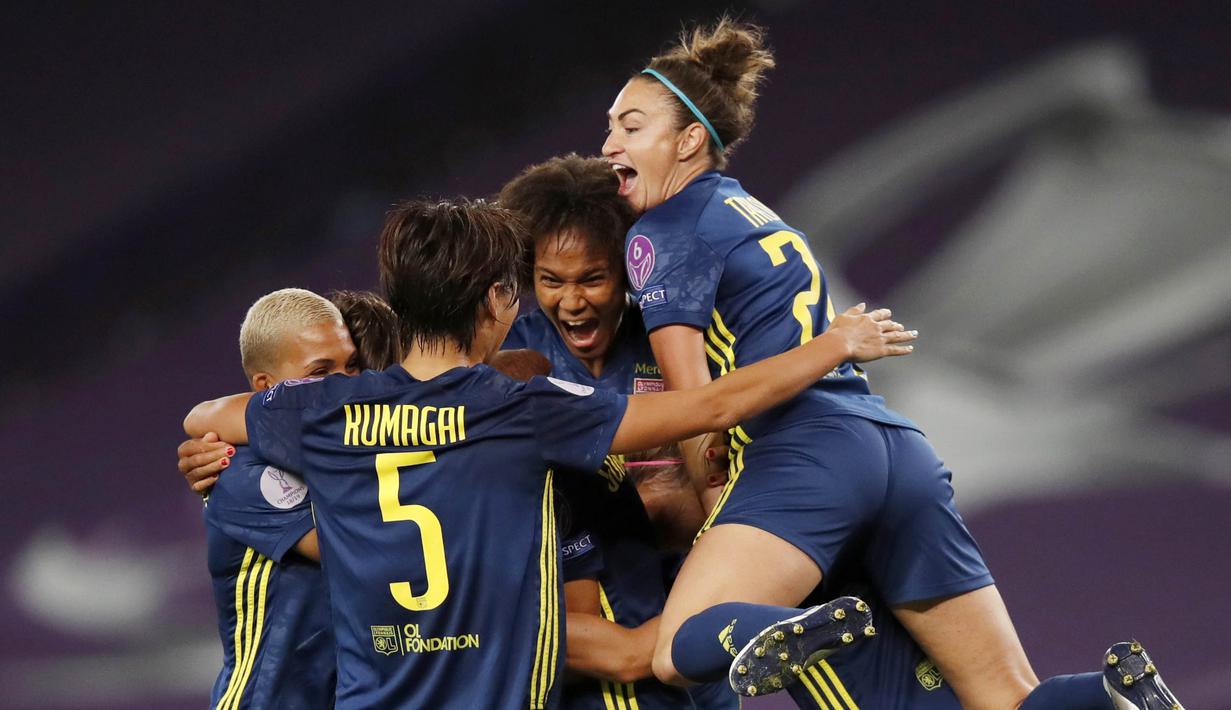 Para pemain Lyon melakukan selebrasi usai menjuarai Liga Champions Wanita di Stadion Anoeta, Spanyol, Senin (31/8/2020). Lyon menang 3-1 atas Wolfsburg. (Clive Brunskill/Pool via AP)