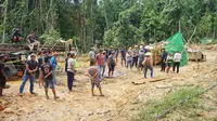 Warga Kampung Merasa, Kecamatan Kelay, Kabupaten Berau, Kalimantan Timur mendatangi dan menghentikan aktivitas eksplorasi batu bara, Selasa (23/7/2024). Namun perusahaan mengklaim kawasan tersebut merupakan Kawasan Budidaya Kehutanan (KBK). (foto:istimewa)