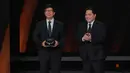 Token Appreciation untuk Emtek Group diserahkan langsung Ketua Umum Persatuan Sepak Bola Seluruh Indonesia (PSSI), Erick Thohir, kepada Managing Director Emtek Group, Sutanto Hartono. Tampak dalam foto, Managing Director Emtek Group, Sutanto Hartono (kiri) saat menerima Token Appreciation sebagai Official Broadcaster PSSI Awards dari Ketua Umum Persatuan Sepak Bola Seluruh Indonesia (PSSI), Erick Thohir, pada malam PSSI Awards 2026 di Studio 6 Emtek City, Jakarta, Sabtu (Sabtu (28/3/2026) malam WIB. (Bola.com/Bagaskara Lazuardi)