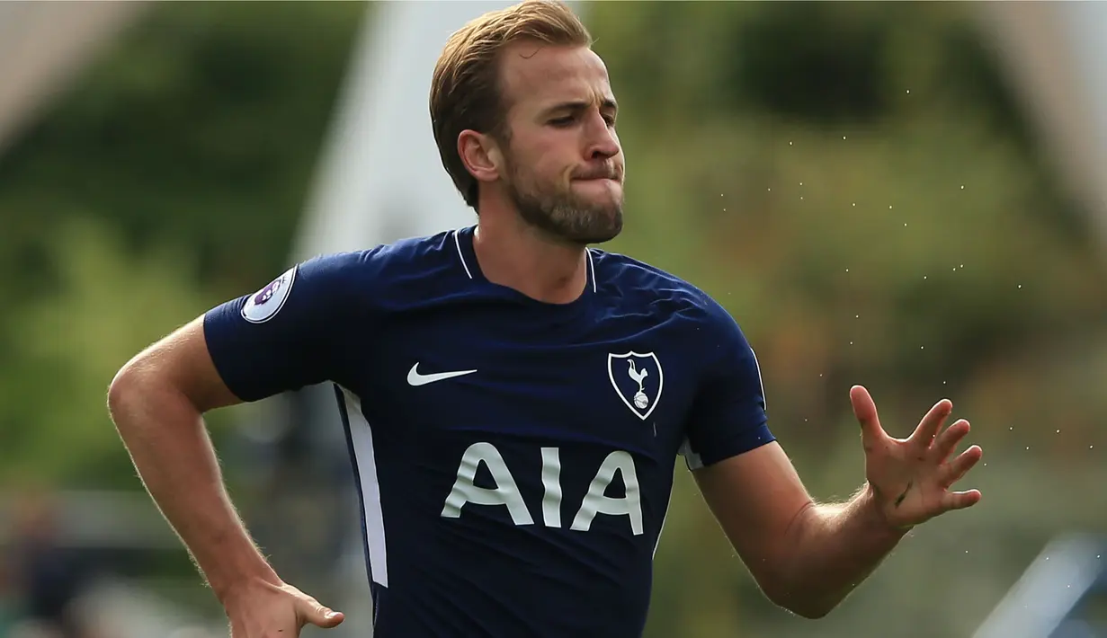 Penyerang andalan Tottenham Hotspur, Harry Kane mencetak dua gol saat timnya melawan Huddersfield Town pada pekan ketujuh Premier League di John Smith's stadium, Huddersfield, (30/9/2017). Tottenham menang 4-0. (AFP/Lindsey Parnaby)