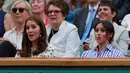 Ekspresi Kate Middleton dan Meghan Markle menyaksikan pertandingan final tunggal putri antara Serena Williams dari AS dan Angelique Kerber dari Jerman di kejuaraan  tenis Wimbledon di London, Inggris, (14/7). (AP Photo/Andrew Couldridge)