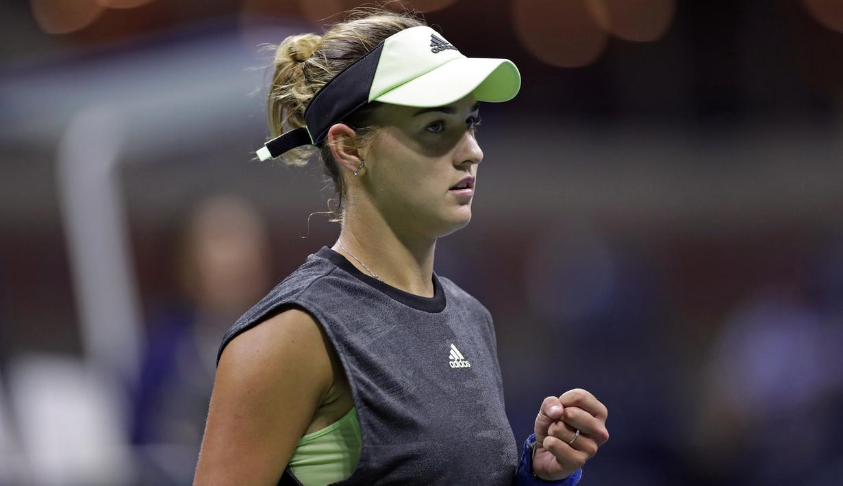 Petenis Rusia, Anna Kalinskaya berhasil memasukan bola saat bertanding melawan petenis AS, Sloane Stephens pada putaran pertama turnamen tenis AS Terbuka di New York (27/8/2019). dipertandingan ini Kalinskaya menang 3-6, 4-6. (AP Photo/Adam Hunger)