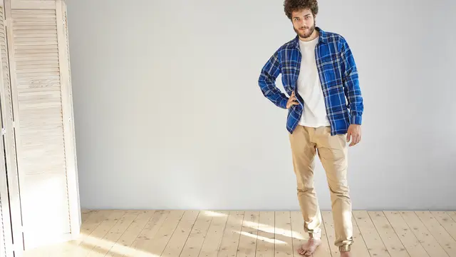 Outfit Bukber Smart Casual: Kemeja Flanel + Kaos Putih + Celana Chino