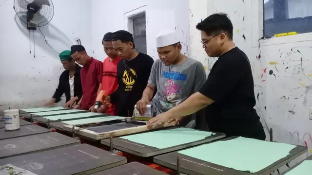 Para santri Pondok Pesantren Miftahul Ulum Bengka, Wongsorejo, menekuni digital Printing sablon (Hermawan Arifianto/Liputan6.com)