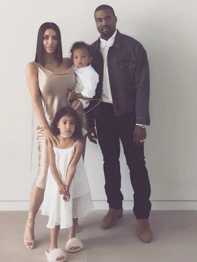 Setelah menjadi korban perampokan beberapa bulan lalu hubungan rumah tangga Kim Kardashian dan Kanye West memang tak seharmonis sebelumnya. Di mana Kanye dikabarkan selalu bersikap romantis pada Kim. (Instagram/Kimkardashian)