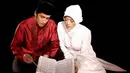 Tak hanya menjadi imam saat salat serta imam bagi keluarga, potret dokumentasi pre-wedding Irfan Hakim dan Della juga menunjukkan keduanya sedang mengaji bersama. (Bintang Pictures)