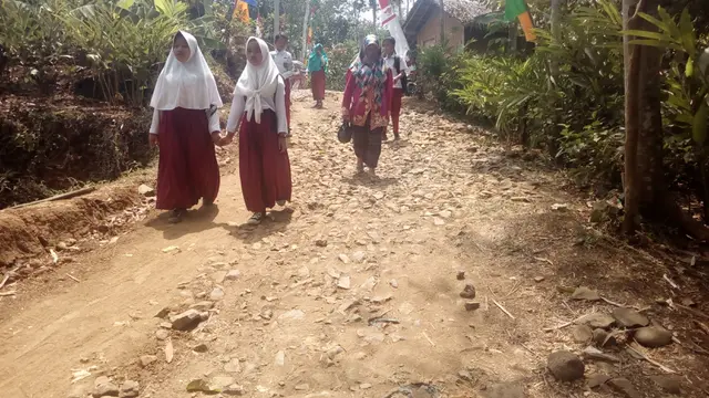 Jalan desa Pancasura memang sangat penting bagi warga, nampak pelajar, orang dewasa, tiap hari melintasi jalan perbaikan TMMD itu