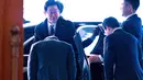 Bersamaan dengan itu, nama resmi kantor kepresidenan juga akan kembali menggunakan nama Cheong Wa Dae. Tampak dalam foto, Presiden Korea Selatan Lee Jae Myung (kiri) saat tiba di kantor kepresidenan Cheong Wa Dae, atau Gedung Biru di Seoul, Senin, 29 Desember 2025. (Jeoon Heon-Kyun/Pool Photo via AP)