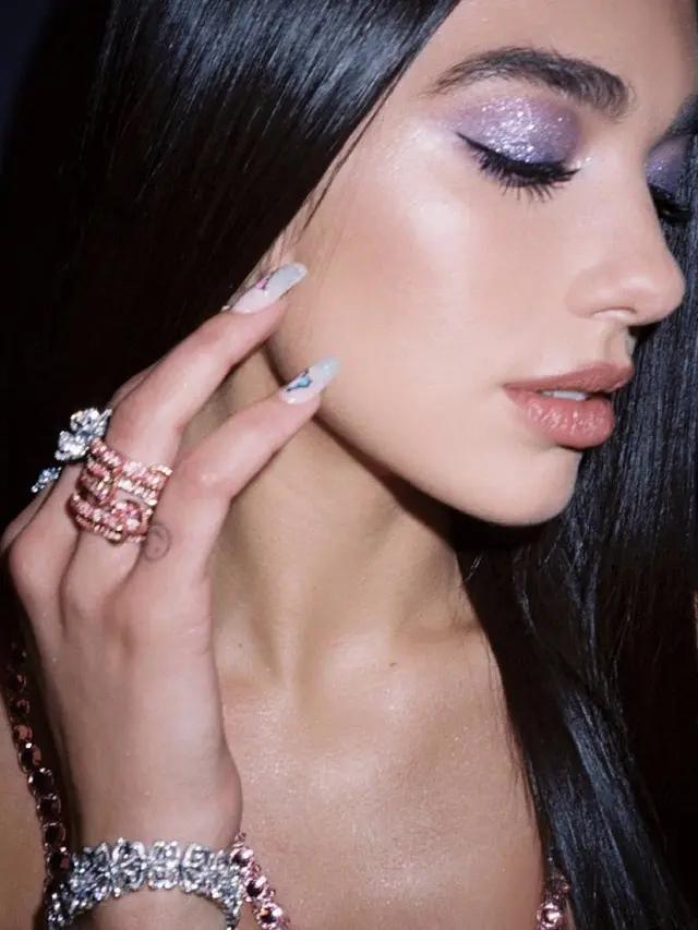 Dua Lipa: Frosted eyeshadow atau Eyeshadow buram/dok. Dua Lipa