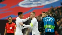 Striker Inggris, Wayne Rooney saat mengantikan gelandang Jesse Lingard pada pertandingan persahabatan melawan Amerika Serikat (AS) di Stadion Wembley, Inggris (16/11). (AFP Photo/Ian Kington)