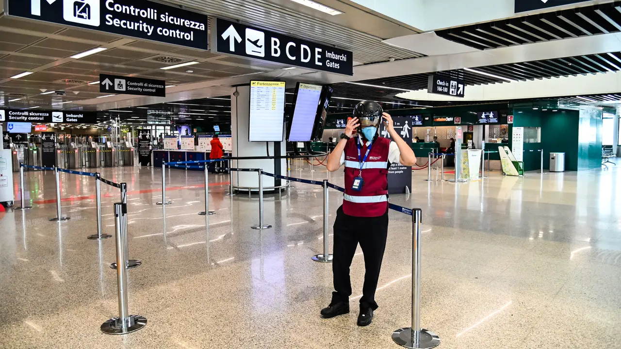 Petugas di Bandara Italia