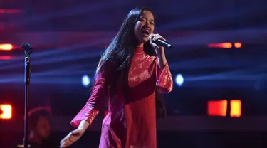 Claudia Emmanuela Santoso yang membawakan lagu 'Never Enough' yang merupakan soundtrack film The Greatest Showman ini mampu membuat keempat coaches berputar dan standing ovation. (Liputan6.com/IG/@audi_emmanuela)