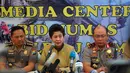 Menteri Kesehatan RI, Nila F Moeloek (tengah) memberikan keterangan pers di Posko Crisis Center di Mapolda Jawa Timur, Surabaya, Sabtu (3/1/2015). Kedatangan Nina Moeloek untuk bertemu dengan keluarga korban. (Liputan6.com/Johan Tallo)