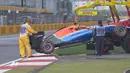 Mobil Pascal Wehrlein dievakuasi setelah melintir dan menabrak dinding pembatas dalam sesi kualifikasi F1 GP China di Sirkuit Internasional Shanghai, China, Sabtu (16/4/2016). (Bola.com/Twitter/F1) 