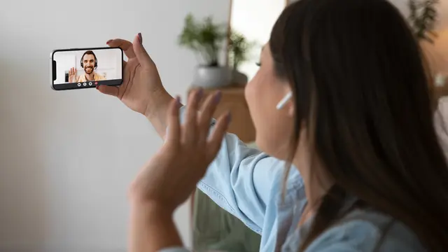 Perempuan Video Call dengan Pasangannya
