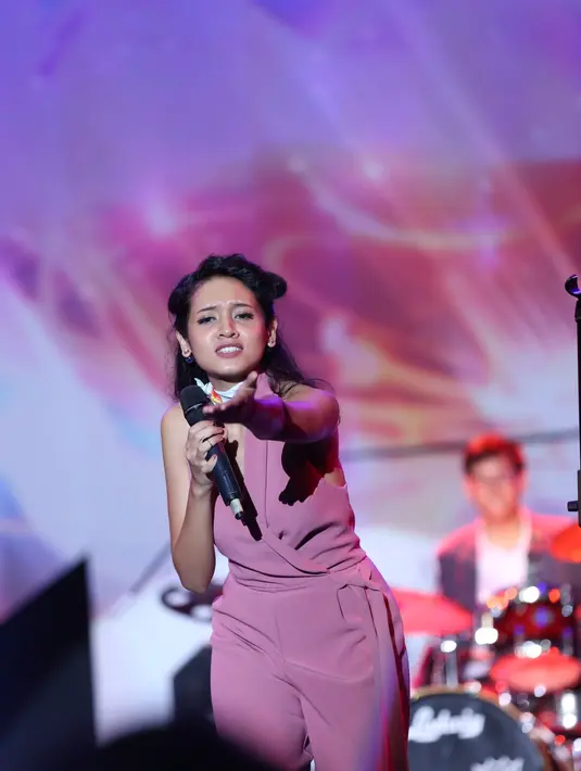 Para penonton ikut bergoyang mengikuti irama dengan lagu yang sangat upbeat mereka yang berjudul 'Siapkah'. (Andy Masela/Bintang.com)