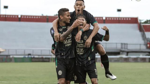 Riki Dwi Saputro cetak gol ke gawang Madura United