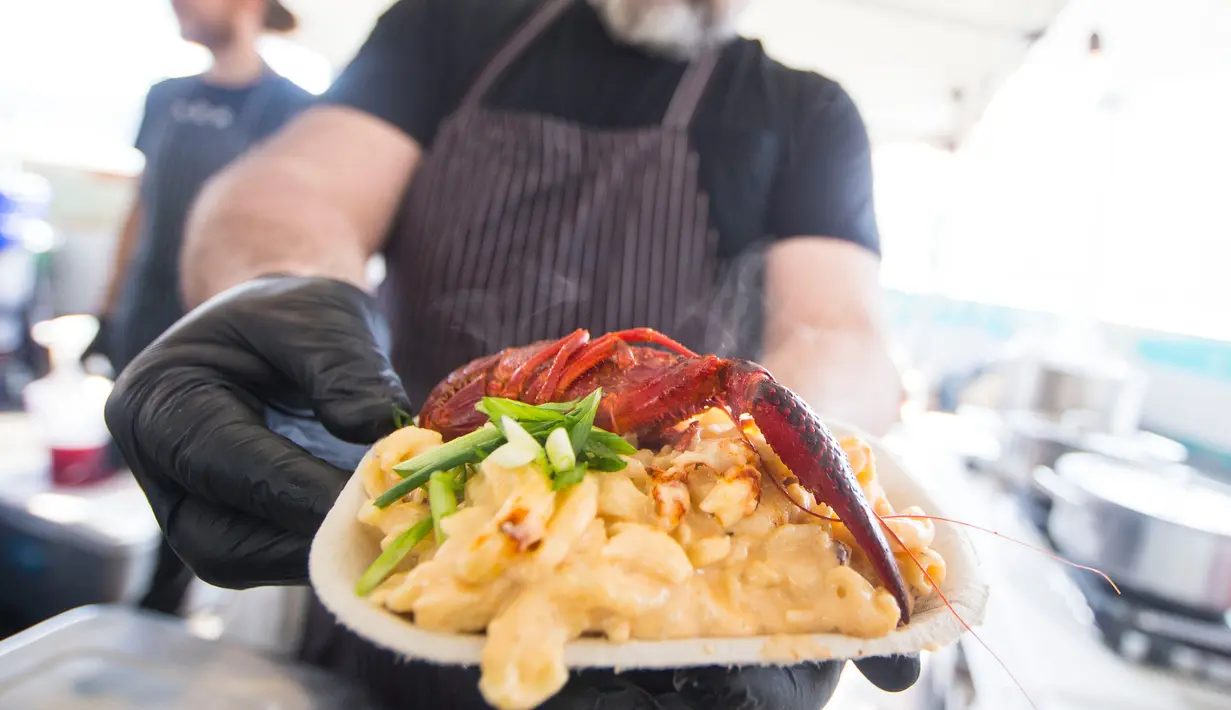 Penjual memperlihatkan kreasi masakannya yang diberi nama Crawfish Mac saat festival aneka makaroni keju bertajuk 2020 Mac and Cheese Festival di Mississauga, Kanada, 16 Februari 2020. Sebagai salah satu festival terbesar di jenisnya di Amerika Utara, ajang itu digelar tiga hari. (Xinhua/Zou Zheng)