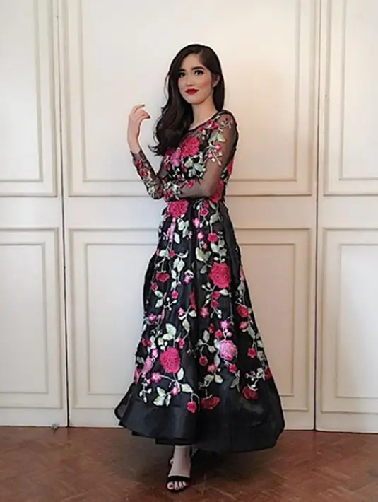 Gaya Puteri Indonesia 2018, Sonia Fergina Citra saat berpose dengan balutan busana motif bunga. Setelah menjadi Puteri Indonesia 2018, Sonia akan langsung dihadapkan oleh berbagai kegiatan. (Instagram/soniafergina)