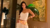 Gaya Summer Ala Nia Ramadhani, Mainkan Scarf Jadi Aksen yang Standout