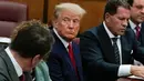 <p>Tuntutan pidana yang bersejarah ini adalah puncak dari penyelidikan atas skandal suap yang dilakukan Trump terhadap aktris porno Stormy Daniels untuk menutupi dugaan perselingkuhan mereka. (Timothy A. Clary/Pool Photo via AP)</p>