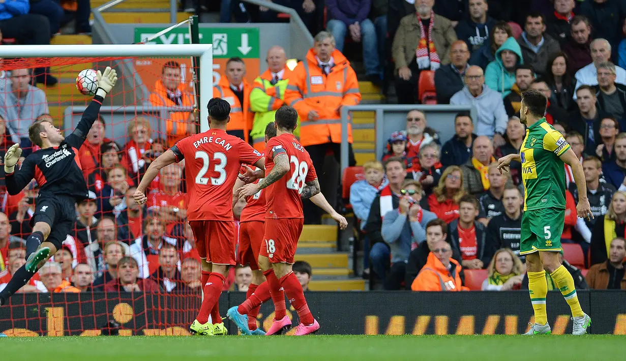 Pemain Norwich, Russel Martin, mencetak gol balasan ke gawang Liverpool dalam laga Liga Premier Inggris di Stadion Anfield, Liverpool, Minggu (20/9/2015). (EPA/Peter Powell)